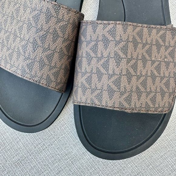 Michael Kors Eva signature slide sandal. - Picture 4 of 7